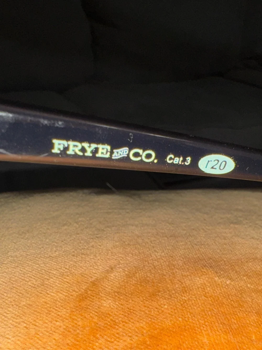 Classic Oversized Frye & Co Black Sunglasses DG1200